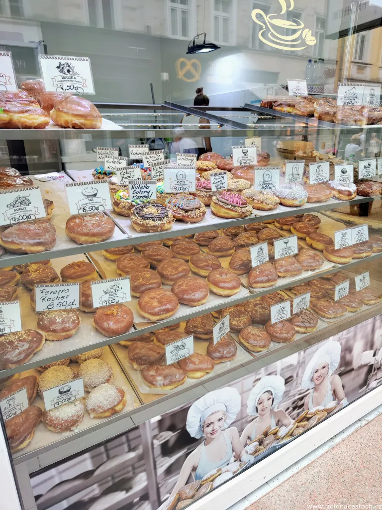 Bei den polnischen Pączki gibt es ohne Übertreibung Dutzende verschiedener Füllungen und Glasuren. Bei den polnischen Pączki gibt es ohne Übertreibung Dutzende verschiedener Füllungen und Glasuren.