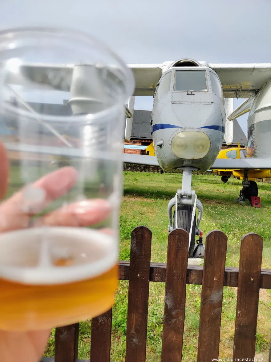 Blick auf historische Landwirtschaftsflugzeuge von einer bequemen Liege im Biergarten der Brauerei Szreniawa. Im Halbliterglas ihr Weizenbier vom Fass. Blick auf historische Landwirtschaftsflugzeuge von einer bequemen Liege im Biergarten der Brauerei Szreniawa. Im Halbliterglas ihr Weizenbier vom Fass.