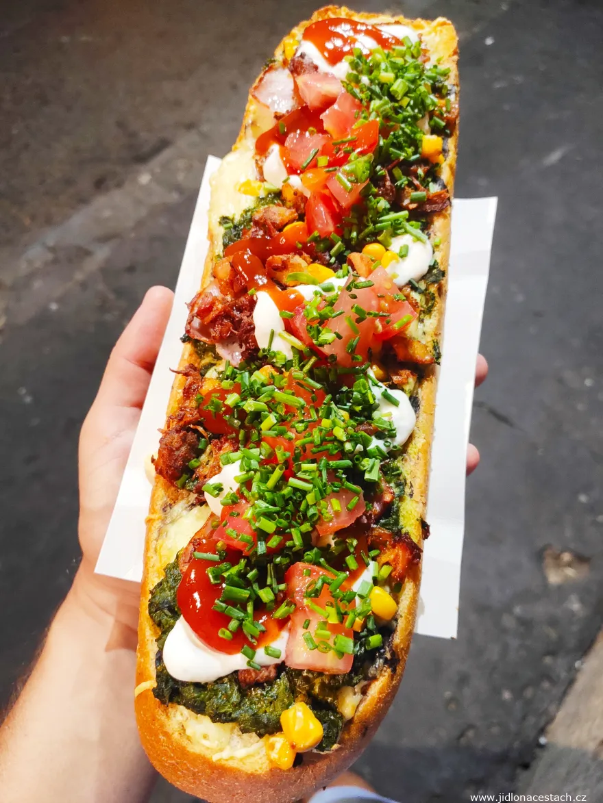 Zapiekanka: wahrscheinlich das typischste polnische Fast Food. Diese hier ist aus Krakau, wo angeblich die besten Zapiekanki in ganz Polen gemacht werden. Zapiekanka: wahrscheinlich das typischste polnische Fast Food. Diese hier ist aus Krakau, wo angeblich die besten Zapiekanki in ganz Polen gemacht werden.