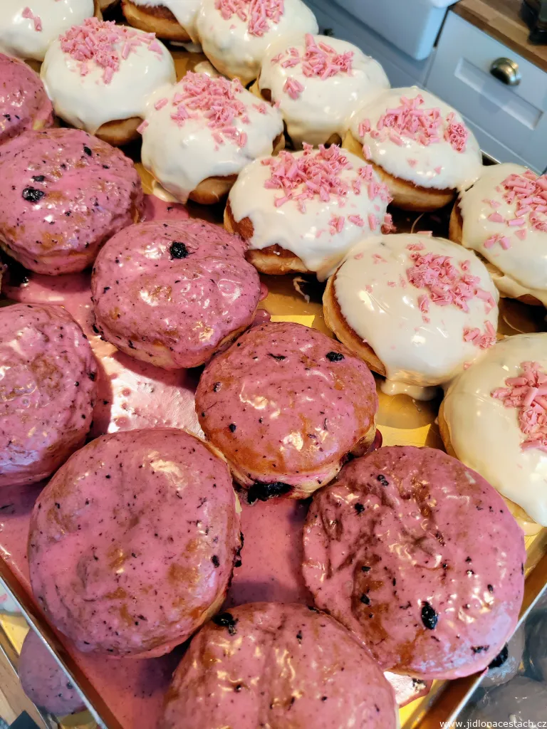 Frisch frittierte Pączki mit einer Füllung aus Himbeeren und schwarzen Johannisbeeren. Frisch frittierte Pączki mit einer Füllung aus Himbeeren und schwarzen Johannisbeeren.