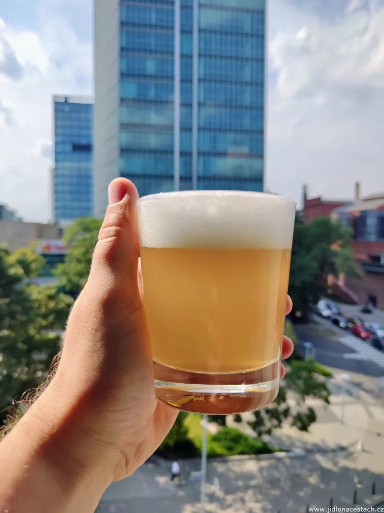 La bière polonaise Grodziskie dans le verre : mousse généreuse et robe trouble. La bière polonaise Grodziskie dans le verre : mousse généreuse et robe trouble.