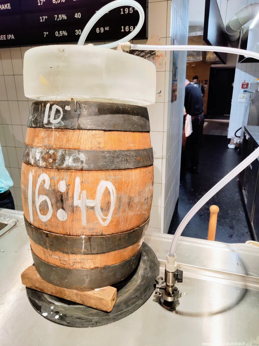 Automat Matuška: das angezapfte Bierfass aus Holz. Automat Matuška: das angezapfte Bierfass aus Holz.