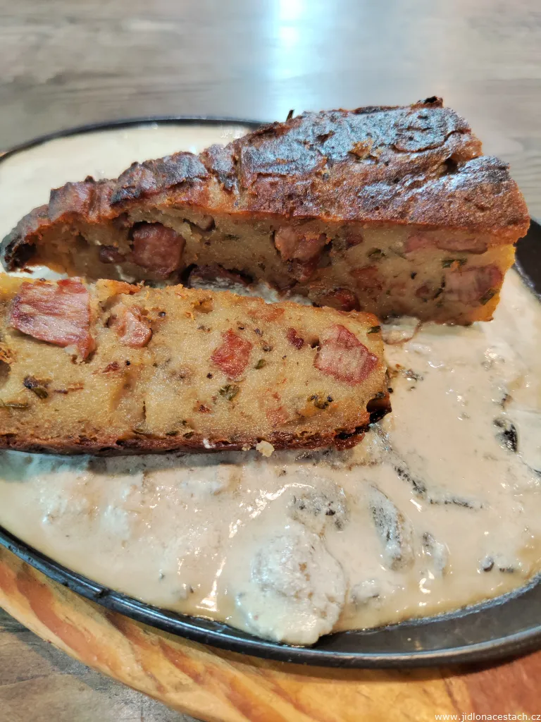 Babka ziemniaczana : le gâteau de pommes de terre salé polonais. Ici, la variante à la viande fumée et à la sauce crémeuse aux champignons. Babka ziemniaczana : le gâteau de pommes de terre salé polonais. Ici, la variante à la viande fumée et à la sauce crémeuse aux champignons.