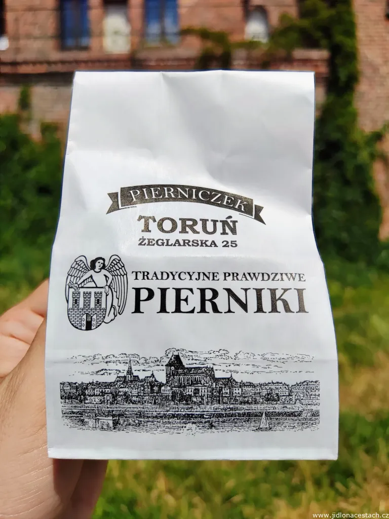 Balení toruňských perníků koupených na váhu v jedné z typických prodejen perníku v Toruni.