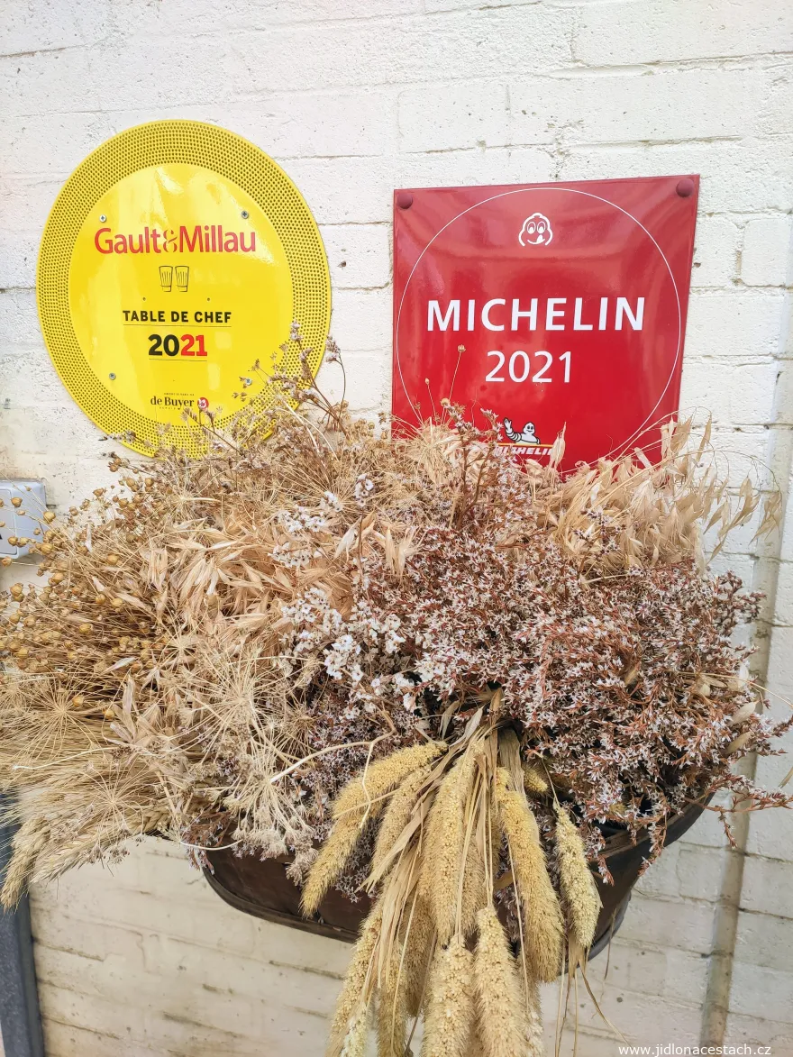 Tabuľa Gault & Millau a Michelin pri vchode do reštaurácie Cartouches vo francúzskom Toulouse. Tabuľa Gault & Millau a Michelin pri vchode do reštaurácie Cartouches vo francúzskom Toulouse.