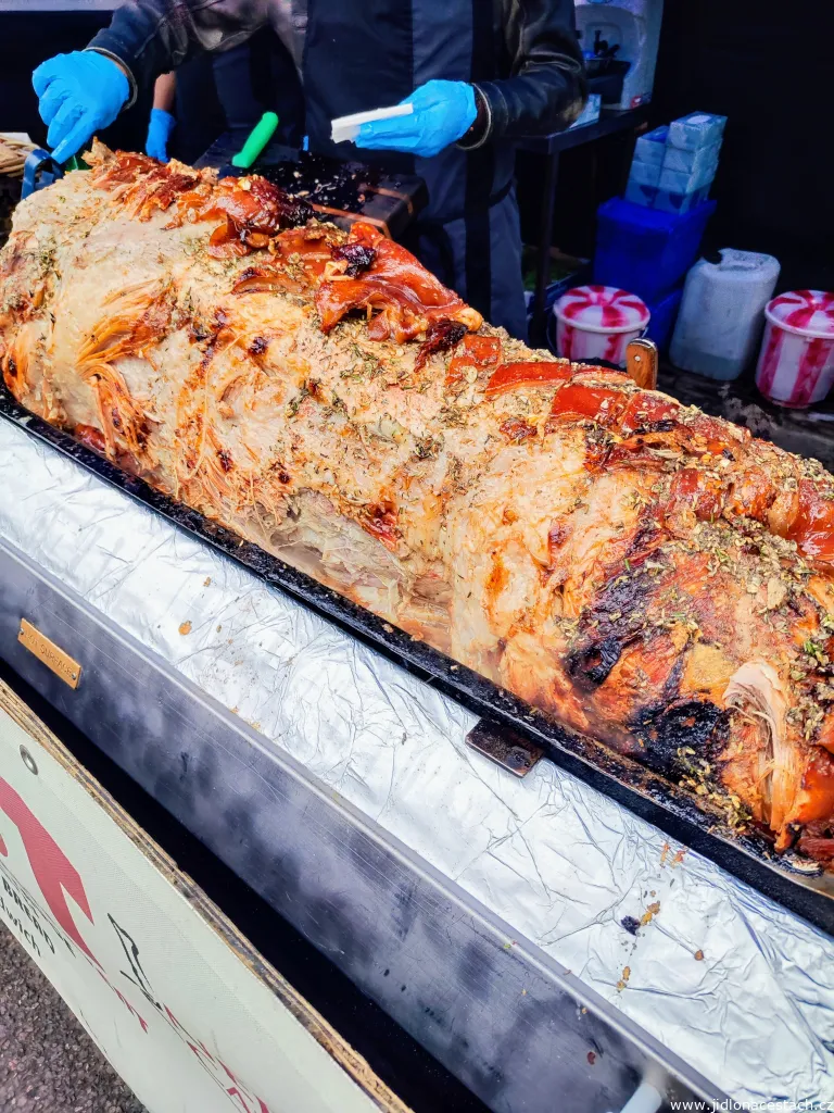 Hog roast je typicky britský způsob přípravy celého prasete na rožni. Je možné na něj narazit na větších společenských akcích nebo na trzích.