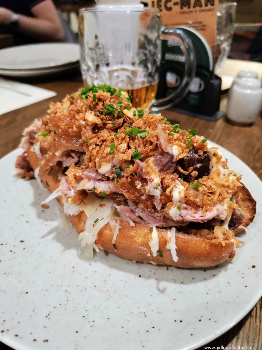 Restaurant Pork's: pulled knuckle in a buttered roll (299 CZK/12 EUR).