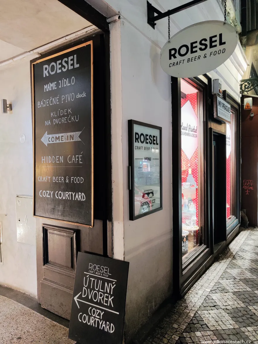 Roesel - beer & food: vchod, který z rušné Mostecké ulice snadno přehlédnete. Roesel - beer & food: vchod, který z rušné Mostecké ulice snadno přehlédnete.