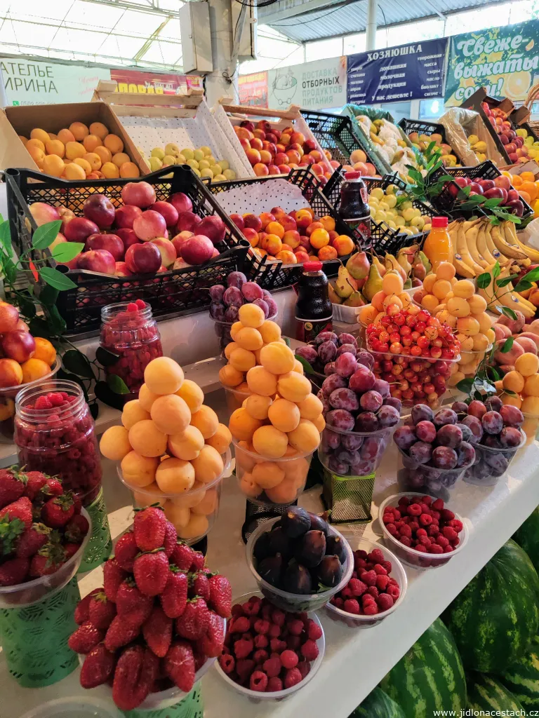 Ak Emir Bazaar: Obst der Saison im Angebot. Ak Emir Bazaar: Obst der Saison im Angebot.