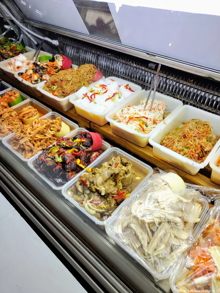 Ak Emir bazaar: ponuka šalátov.