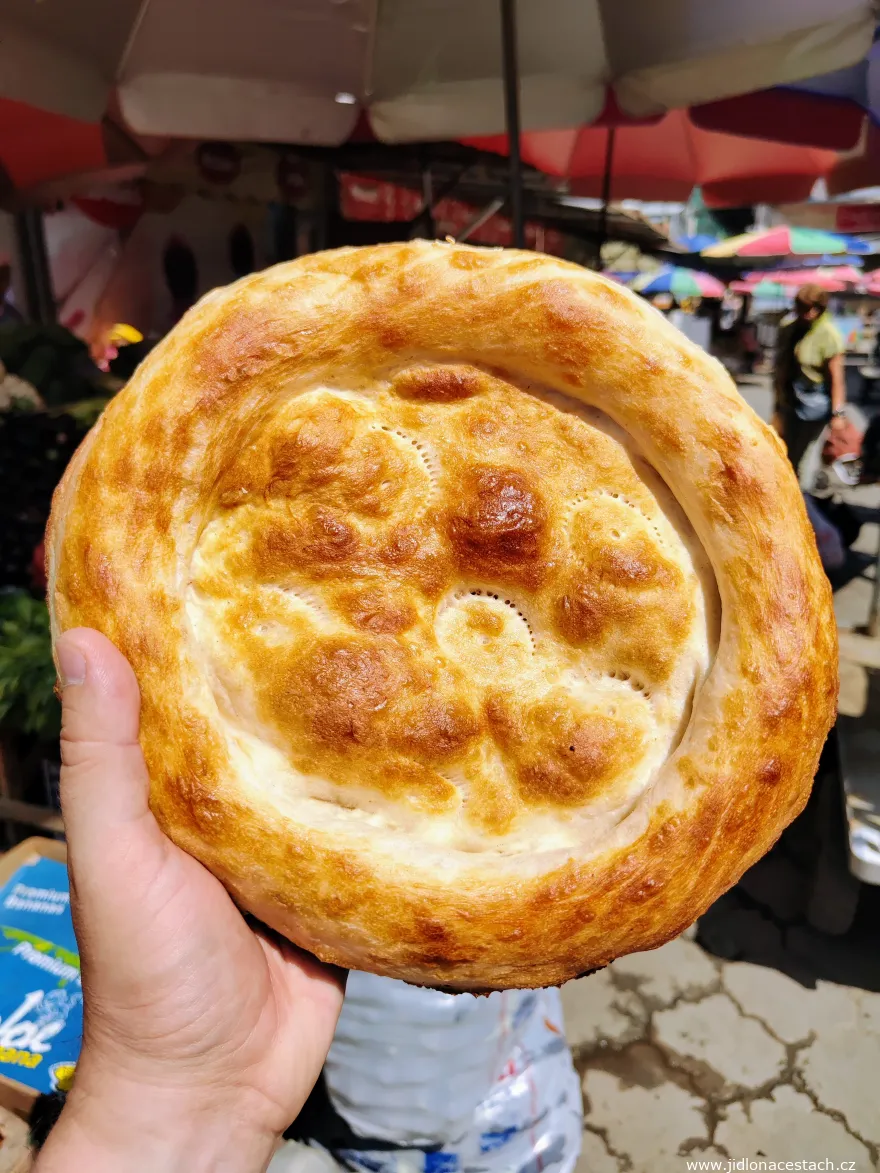 Frisch gebackenes Tandyr-Nan-Brot (Kirgisistan). Frisch gebackenes Tandyr-Nan-Brot (Kirgisistan).