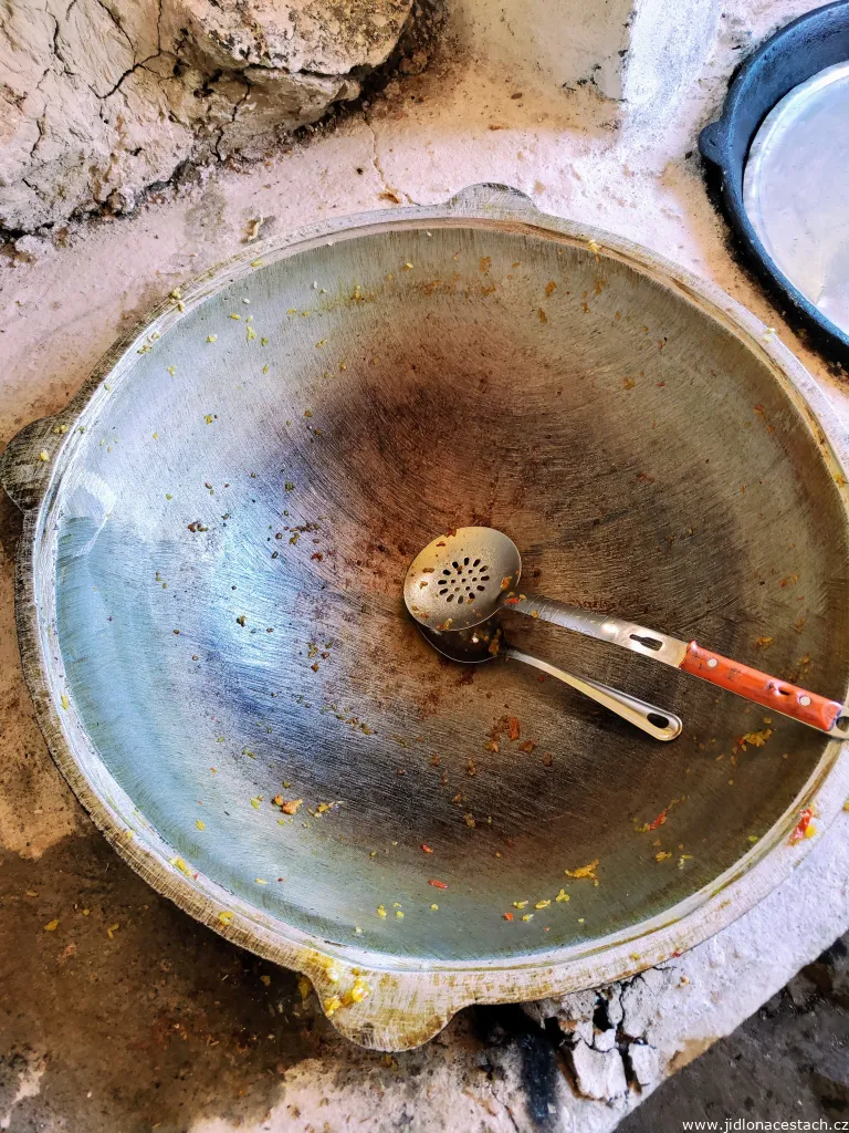Le kazan, chaudron typique de la cuisine locale. C'est dedans qu'a été préparé le plov de la photo précédente.