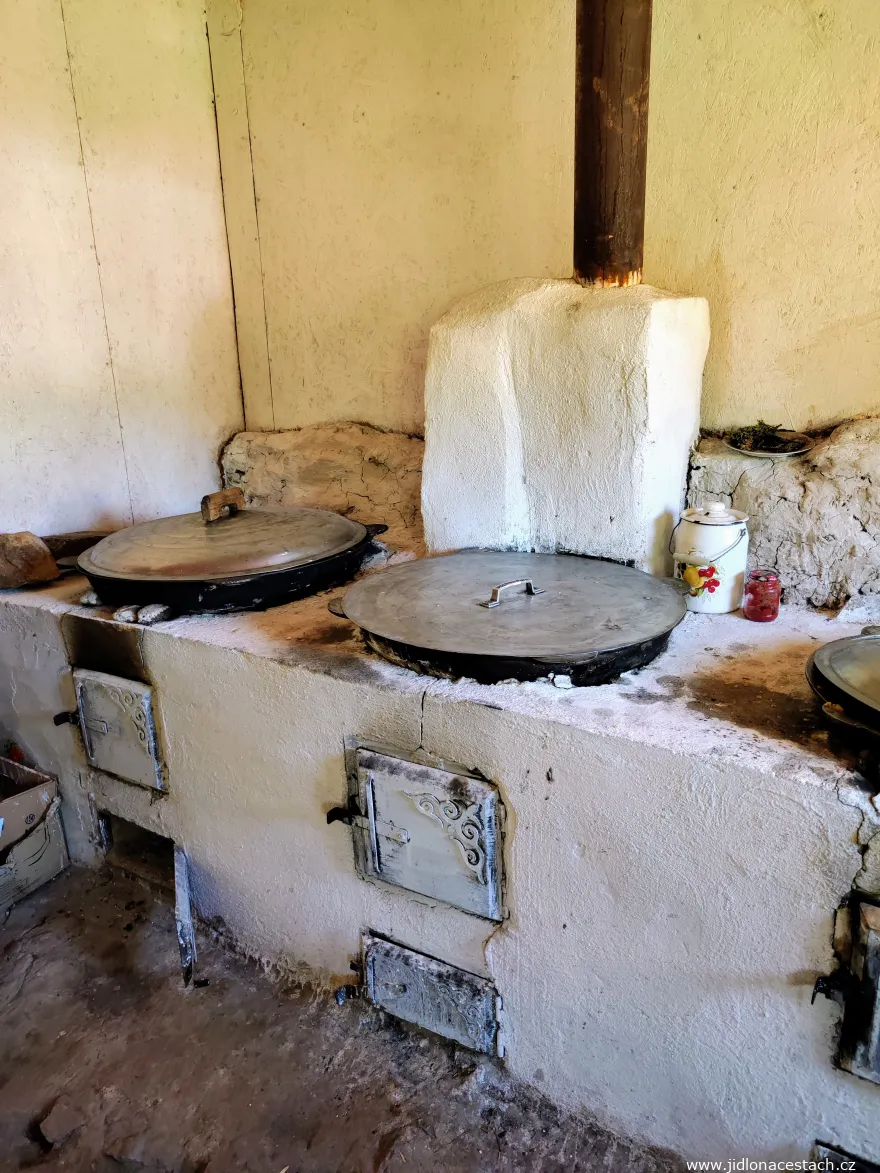 Plov : des kazans encastrés dans un four maçonné. Plov : des kazans encastrés dans un four maçonné.