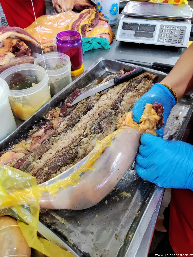 La fabrication des saucisses kazy. Dans les bols attendent l'ail fraîchement écrasé, le sel et le poivre. Ce sont souvent les seuls assaisonnements de la saucisse. La fabrication des saucisses kazy. Dans les bols attendent l'ail fraîchement écrasé, le sel et le poivre. Ce sont souvent les seuls assaisonnements de la saucisse.