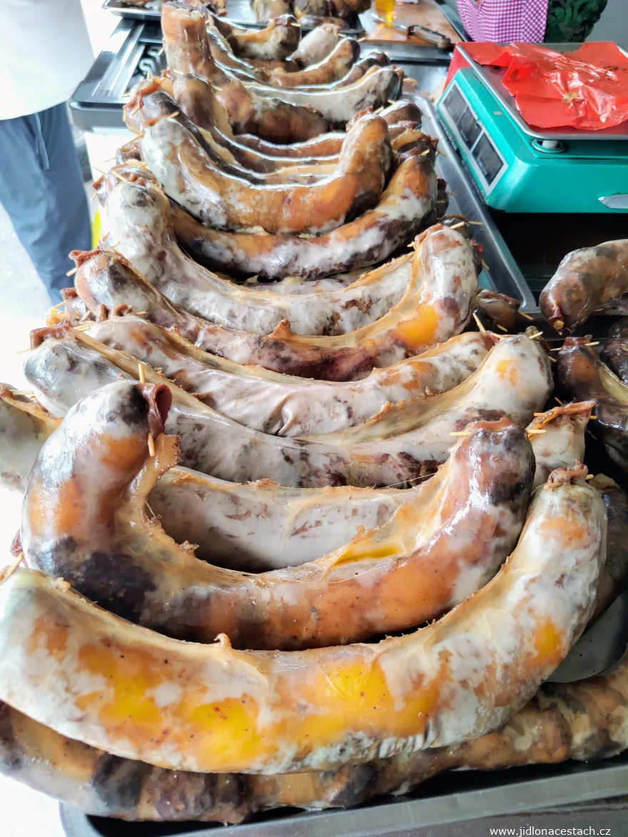 Kazy : saucisses de cheval entières prêtes à la vente. Kazy : saucisses de cheval entières prêtes à la vente.