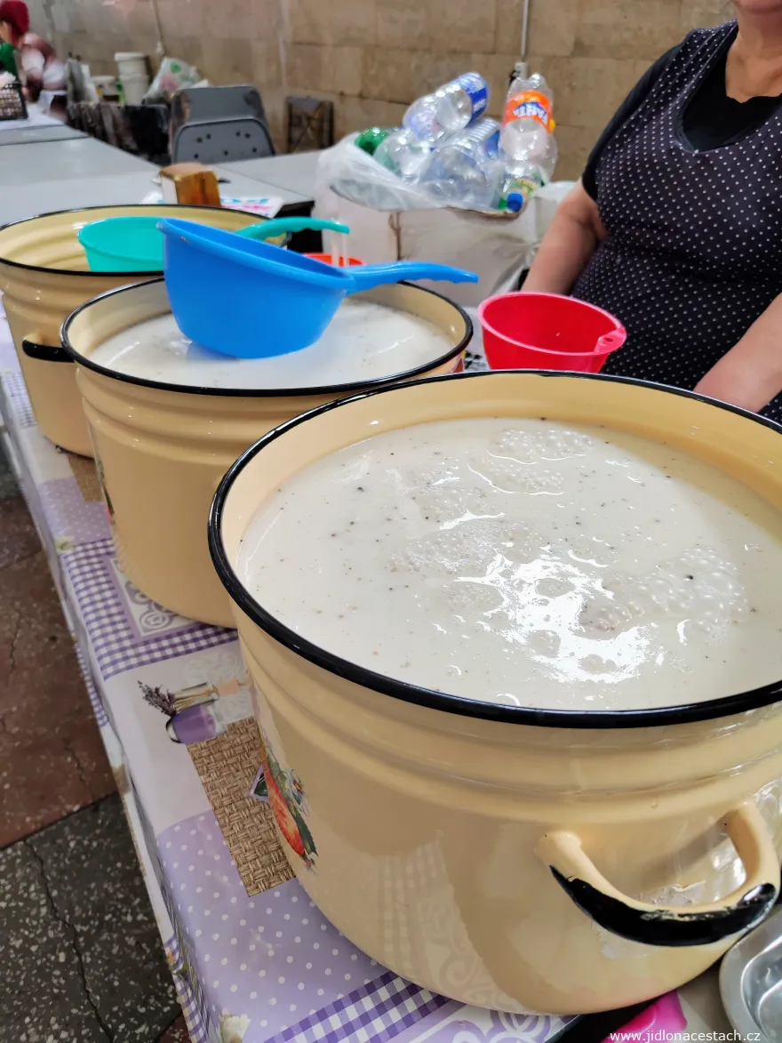 Des récipients de kumys à l'Osh Bazaar de Bichkek.
