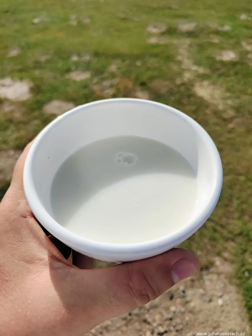 Un verre de kumys préparé par des Kirghizes nomades qui font paître leurs troupeaux près du lac Son Koul. Un verre de kumys préparé par des Kirghizes nomades qui font paître leurs troupeaux près du lac Son Koul.