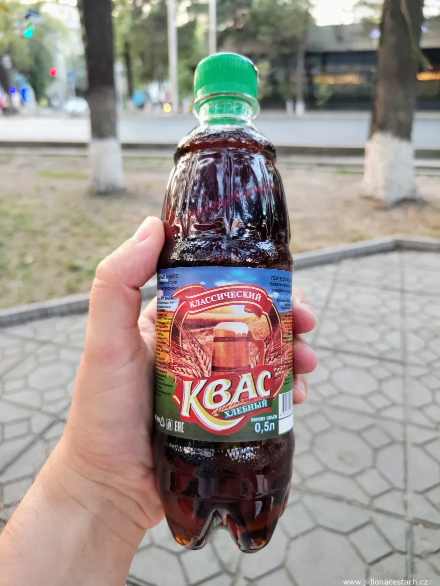 Du kvas en bouteille acheté au supermarché. Du kvas en bouteille acheté au supermarché.