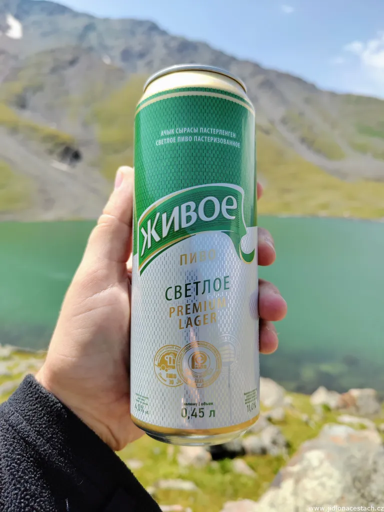 La bière kirghize Zhivoe (Живое). En arrière-plan, les lacs de Sulutor.