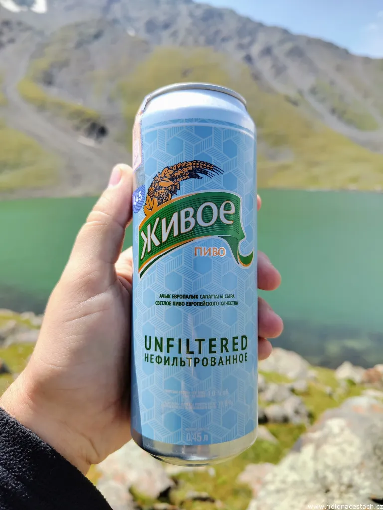 La bière kirghize Zhivoe (Живое) non filtrée. En arrière-plan, les lacs de Sulutor.