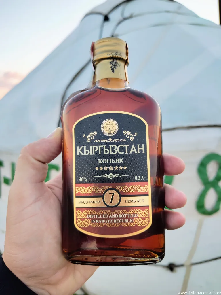 Kirgisischer siebenjähriger Cognac Kyrgyzstan (Кыргызстан). Kirgisischer siebenjähriger Cognac Kyrgyzstan (Кыргызстан).