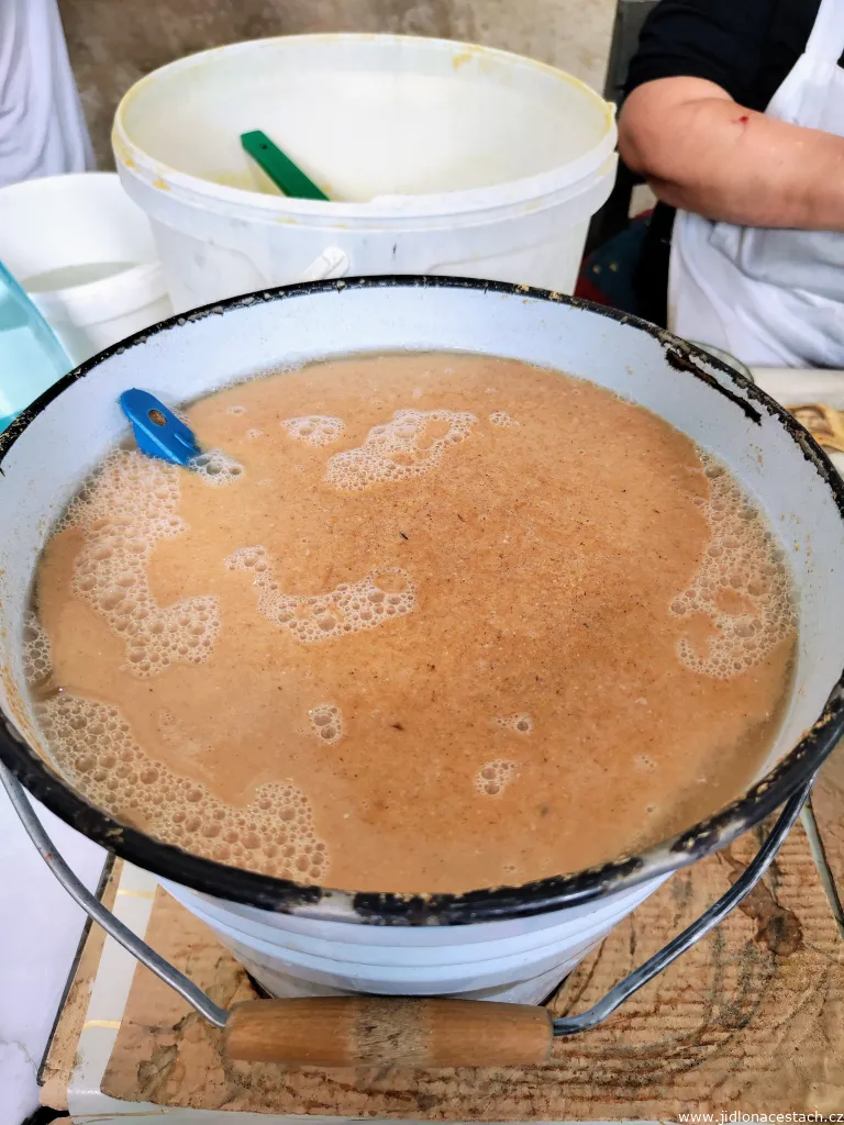 Maksym kirghize fait maison à l'Osh Bazaar de Bichkek. Maksym kirghize fait maison à l'Osh Bazaar de Bichkek.