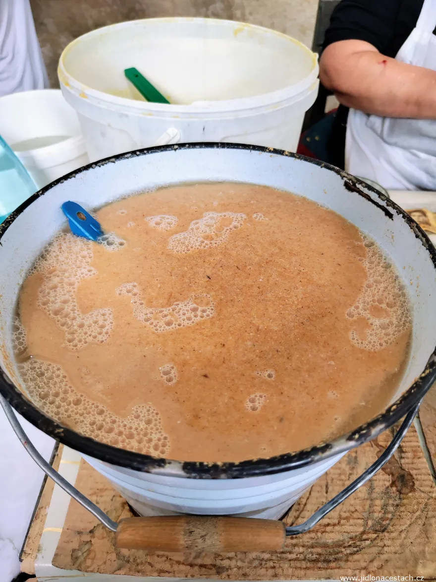 Maksym kirghize fait maison à l'Osh Bazaar de Bichkek. Maksym kirghize fait maison à l'Osh Bazaar de Bichkek.