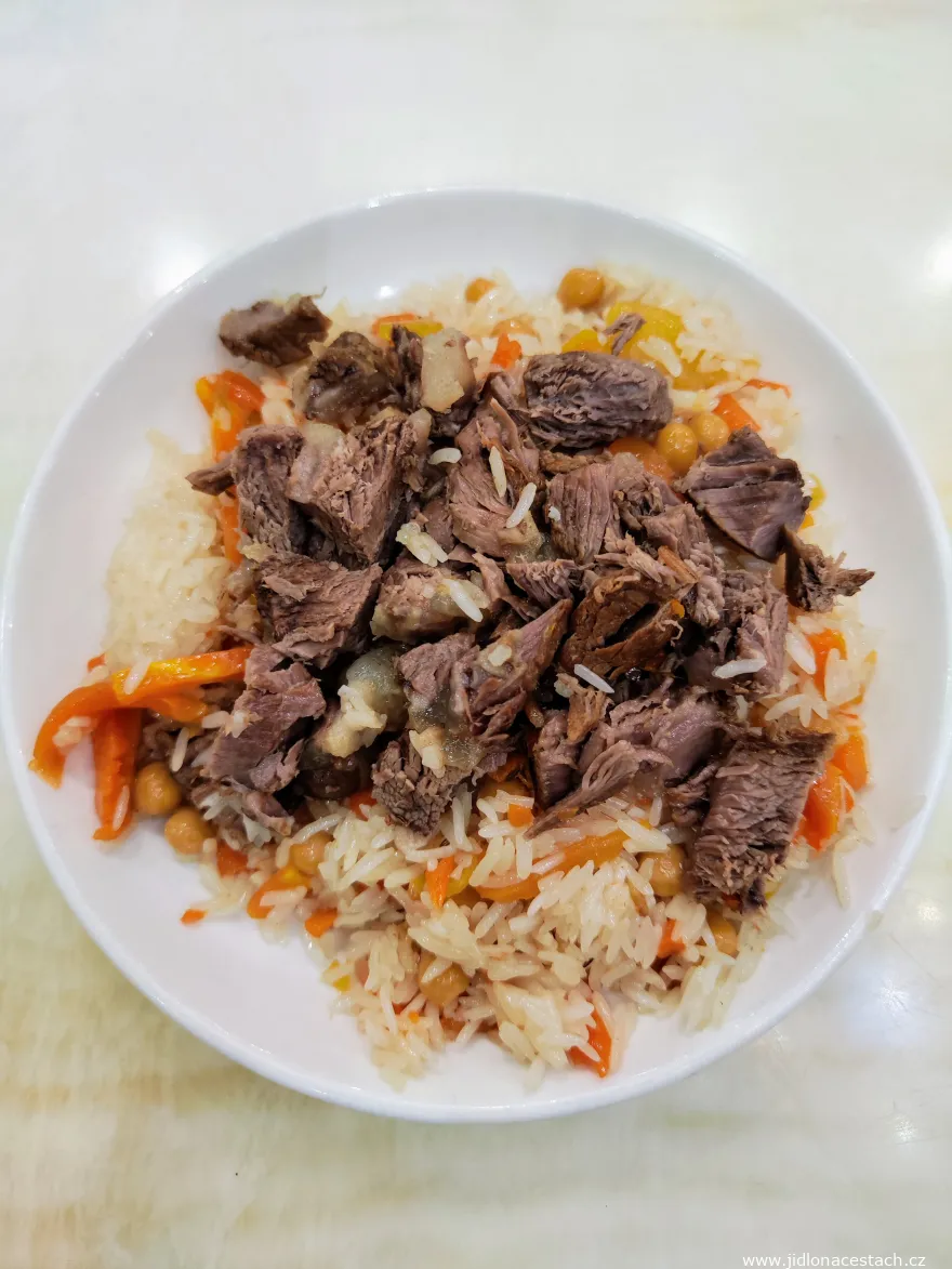 Plov : une version au bœuf et aux pois chiches. Plov : une version au bœuf et aux pois chiches.