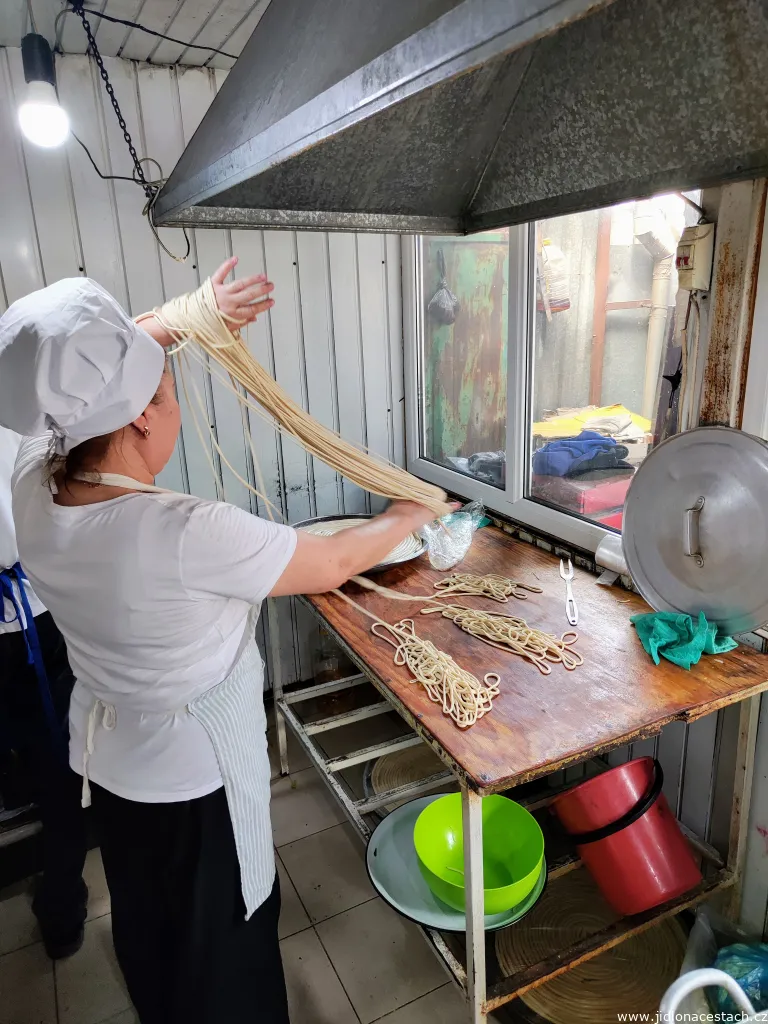 Ruční výroba nudlí na lagman v jednom z malých bister na tržnici Osh v Biškeku. Toto umění je bez přehánění srovnatelné s uměním italských 