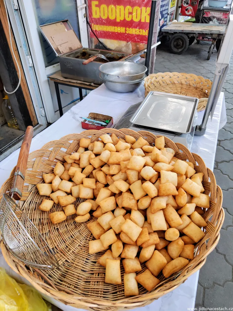 Orto Say Bazaar : le boorsok, le pain kirghize tout juste frit.
