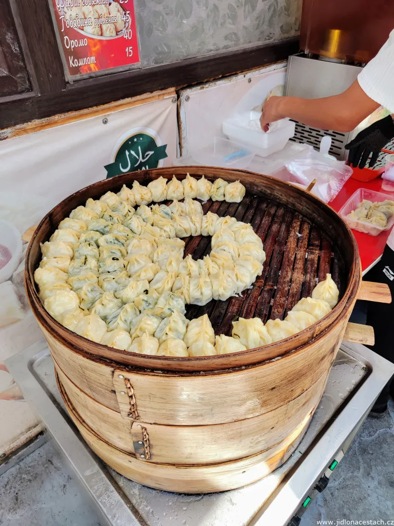 Orto Say Bazaar : un vendeur de manty, les raviolis farcis kirghizes. Orto Say Bazaar : un vendeur de manty, les raviolis farcis kirghizes.