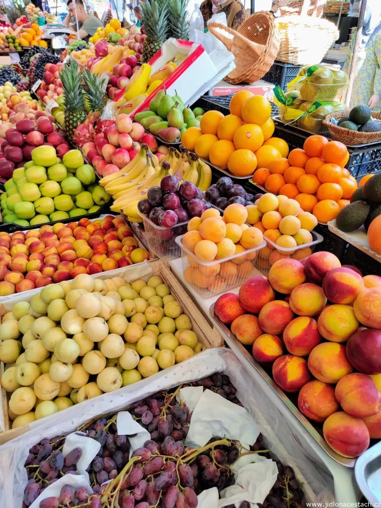 Orto Say Bazaar : pêches, abricots et raisin. Orto Say Bazaar : pêches, abricots et raisin.