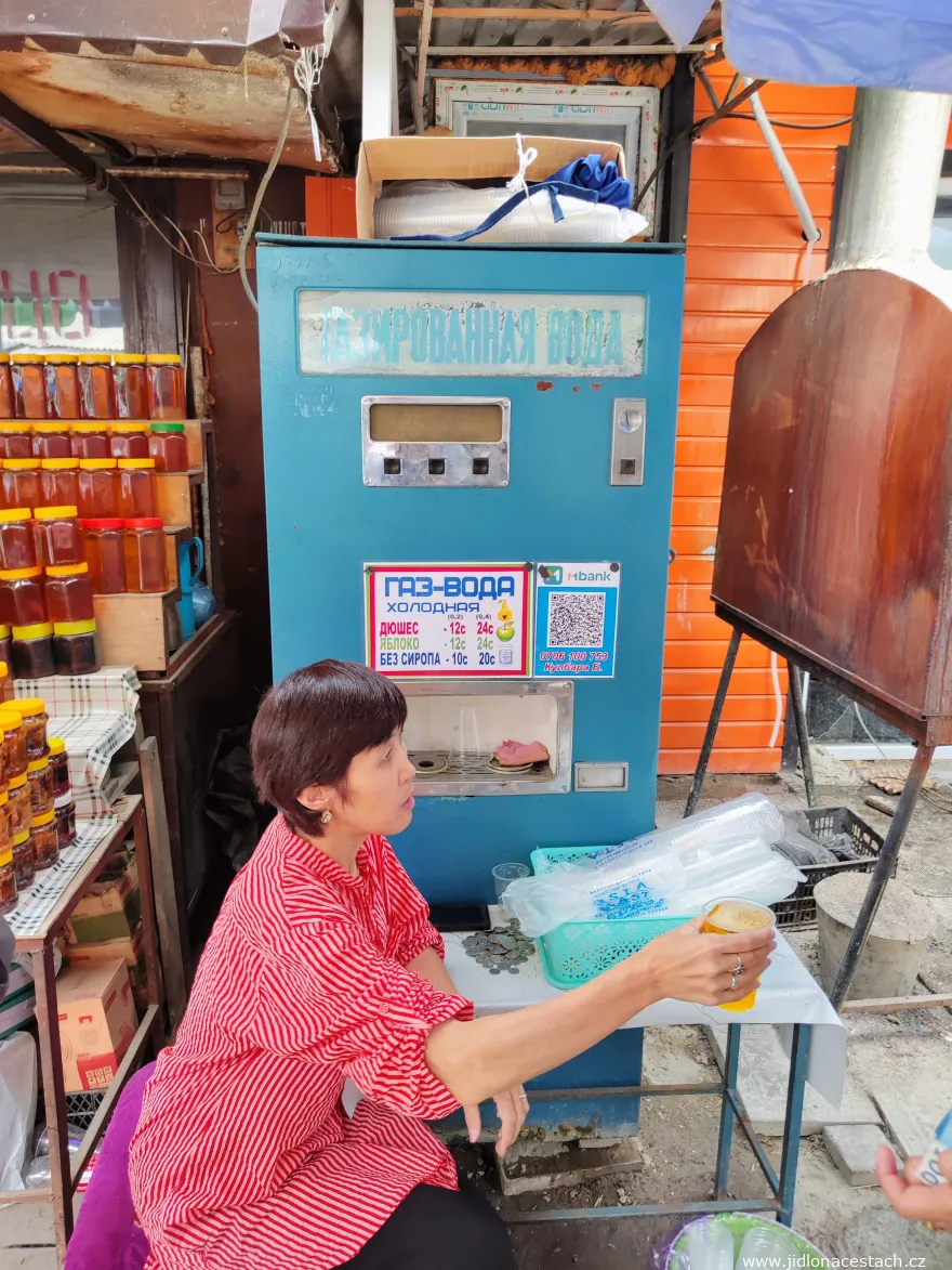 Osh Bazaar: sowjetischer Sodawasserautomat, das Getränk zapft eine Bedienung. Osh Bazaar: sowjetischer Sodawasserautomat, das Getränk zapft eine Bedienung.