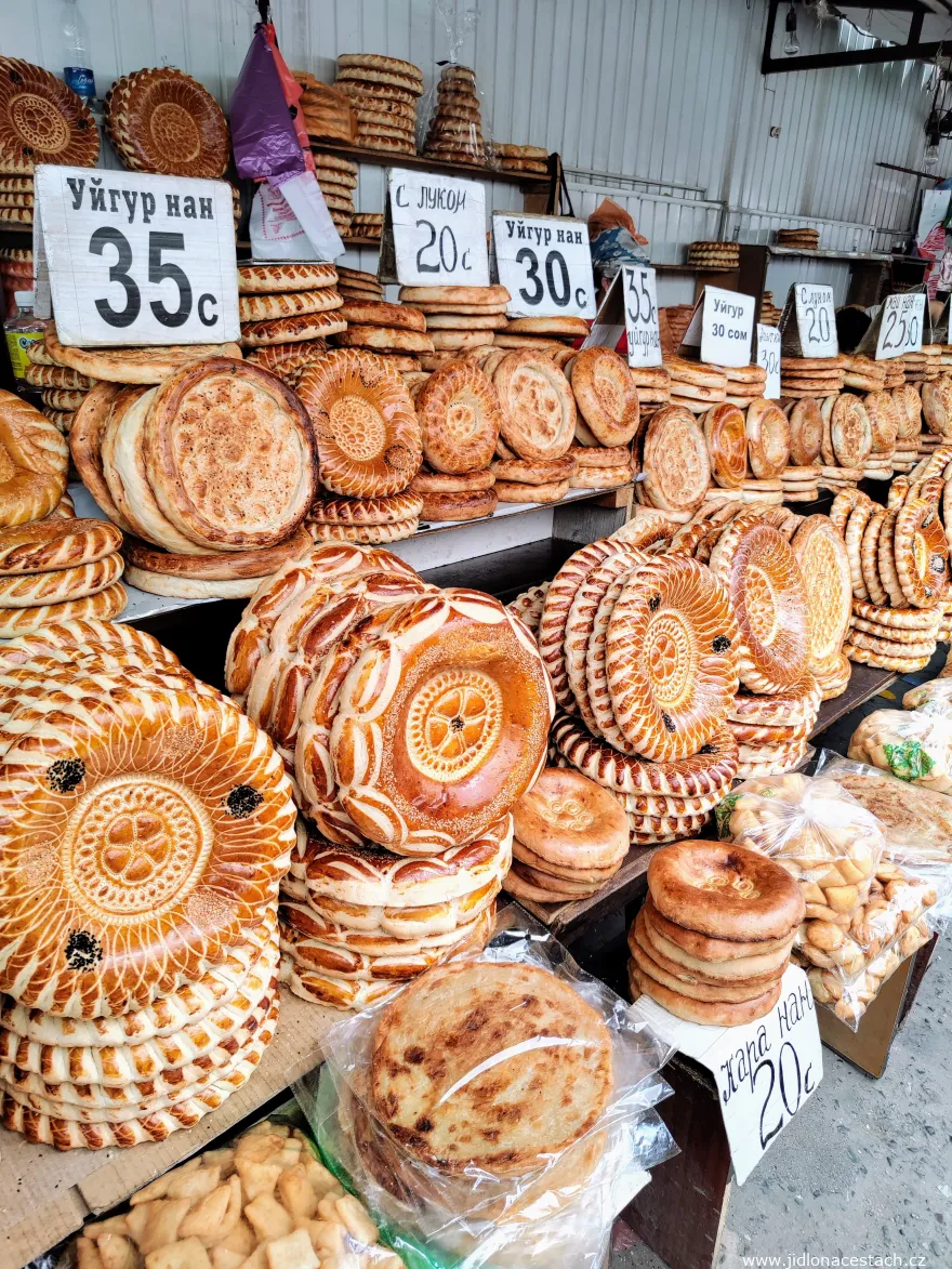 Osh Bazaar : le pain local proposé par différents boulangers (on les reconnaît aux marques imprimées sur le pain). Osh Bazaar : le pain local proposé par différents boulangers (on les reconnaît aux marques imprimées sur le pain).