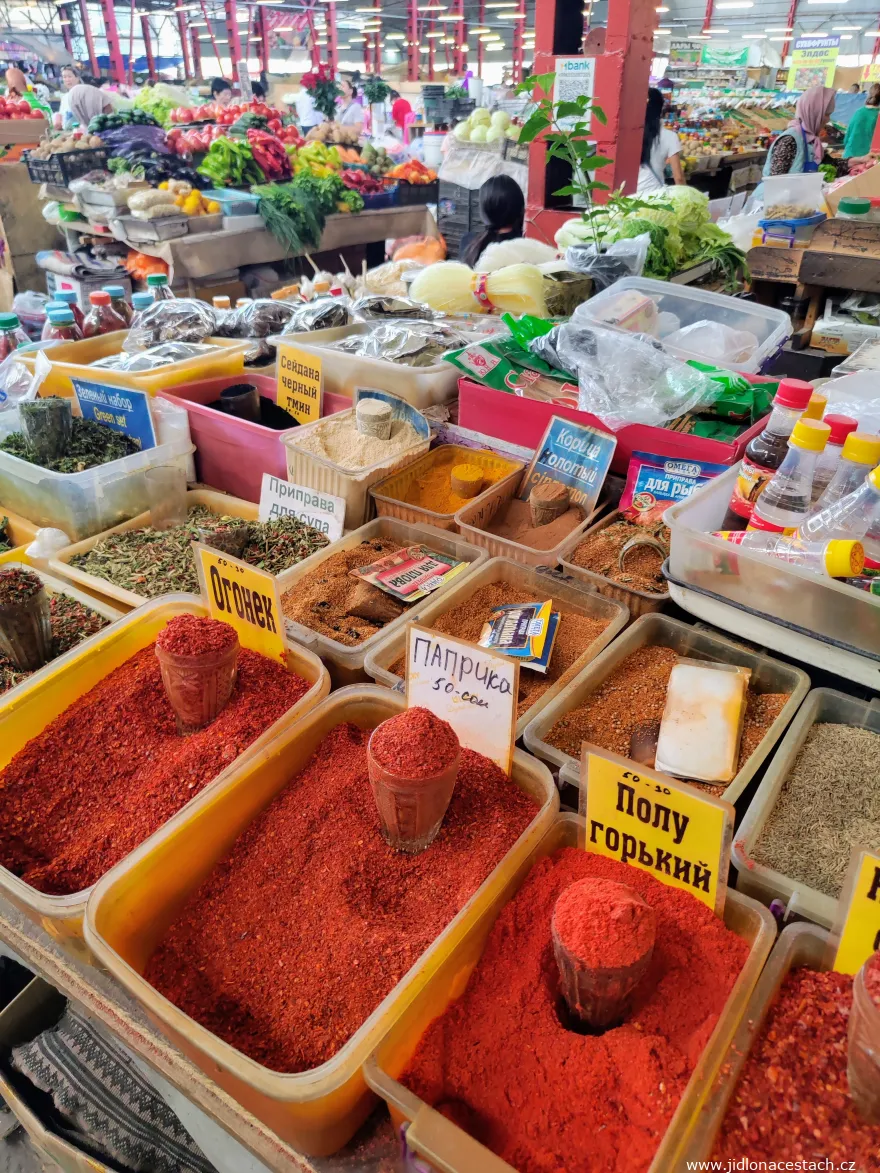 Osh Bazaar: Paprika, Kreuzkümmel und Gewürzmischungen für Plov. Osh Bazaar: Paprika, Kreuzkümmel und Gewürzmischungen für Plov.