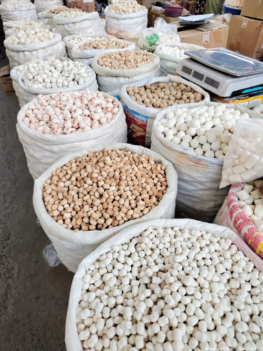 Osh Bazaar : les différentes sortes de kurut. Osh Bazaar : les différentes sortes de kurut.