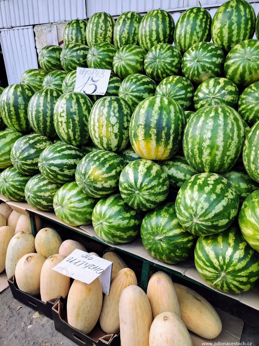 Osh Bazaar : les melons de la région. Chacun pesait au moins 10 kg. Le prix au kilo revenait à environ 0,12 EUR. Osh Bazaar : les melons de la région. Chacun pesait au moins 10 kg. Le prix au kilo revenait à environ 0,12 EUR.