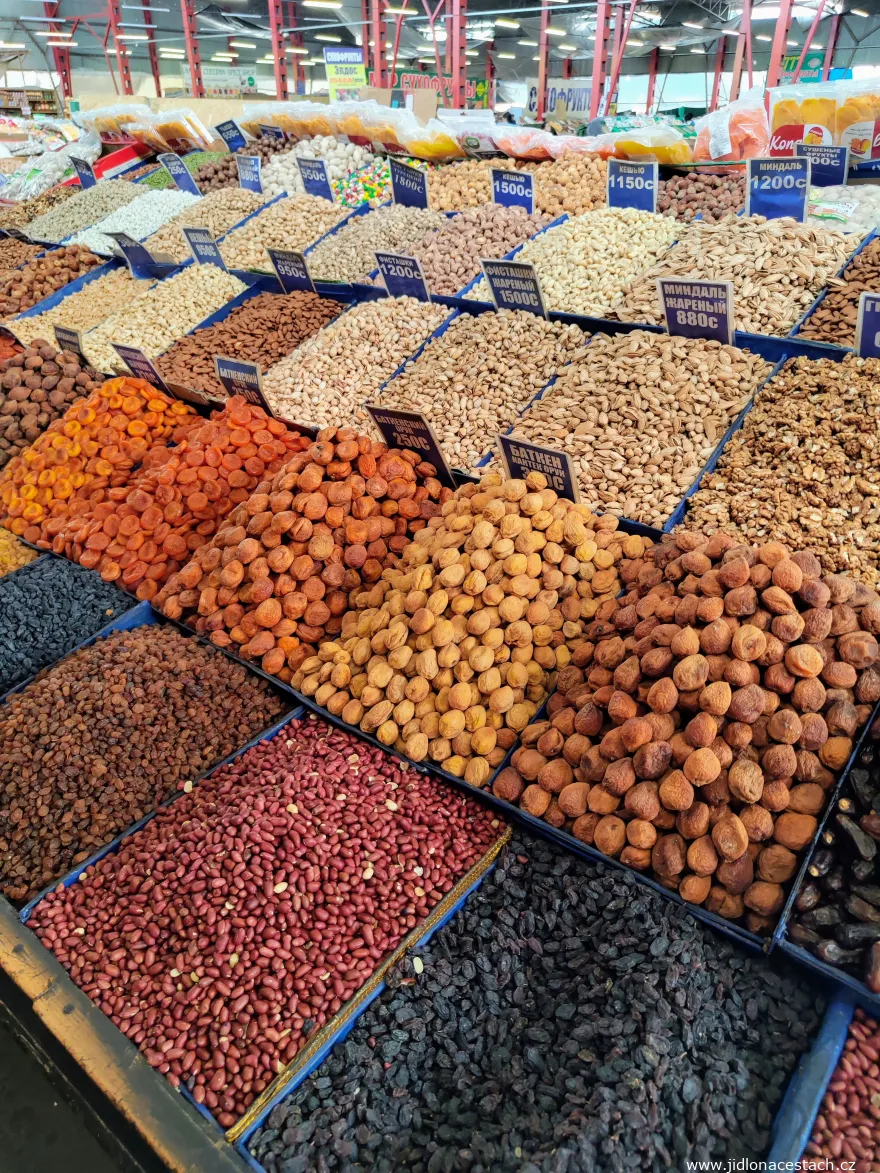 Osh Bazaar: getrocknete Aprikosen, Rosinen und Nüsse. Osh Bazaar: getrocknete Aprikosen, Rosinen und Nüsse.