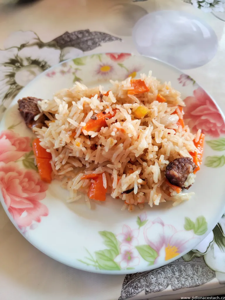 Plov au mouton préparé maison dans les montagnes près du lac Sonkol.