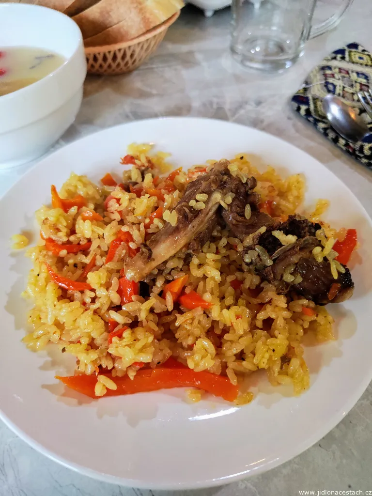 Plov au mouton préparé maison dans les montagnes du parc national d'Altyn-Arashan.