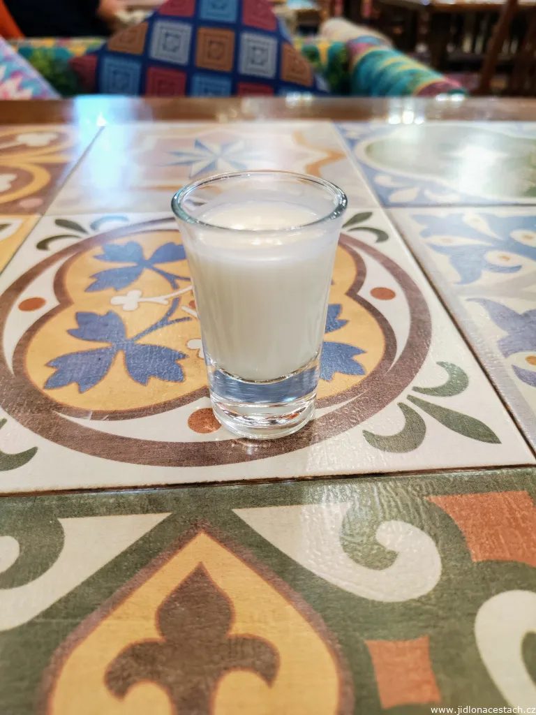Un petit verre de chalap offert par la maison. Et non, ce n'est vraiment pas du kumys, comme le croient certains clients qui ne parlent pas russe. Un petit verre de chalap offert par la maison. Et non, ce n'est vraiment pas du kumys, comme le croient certains clients qui ne parlent pas russe.