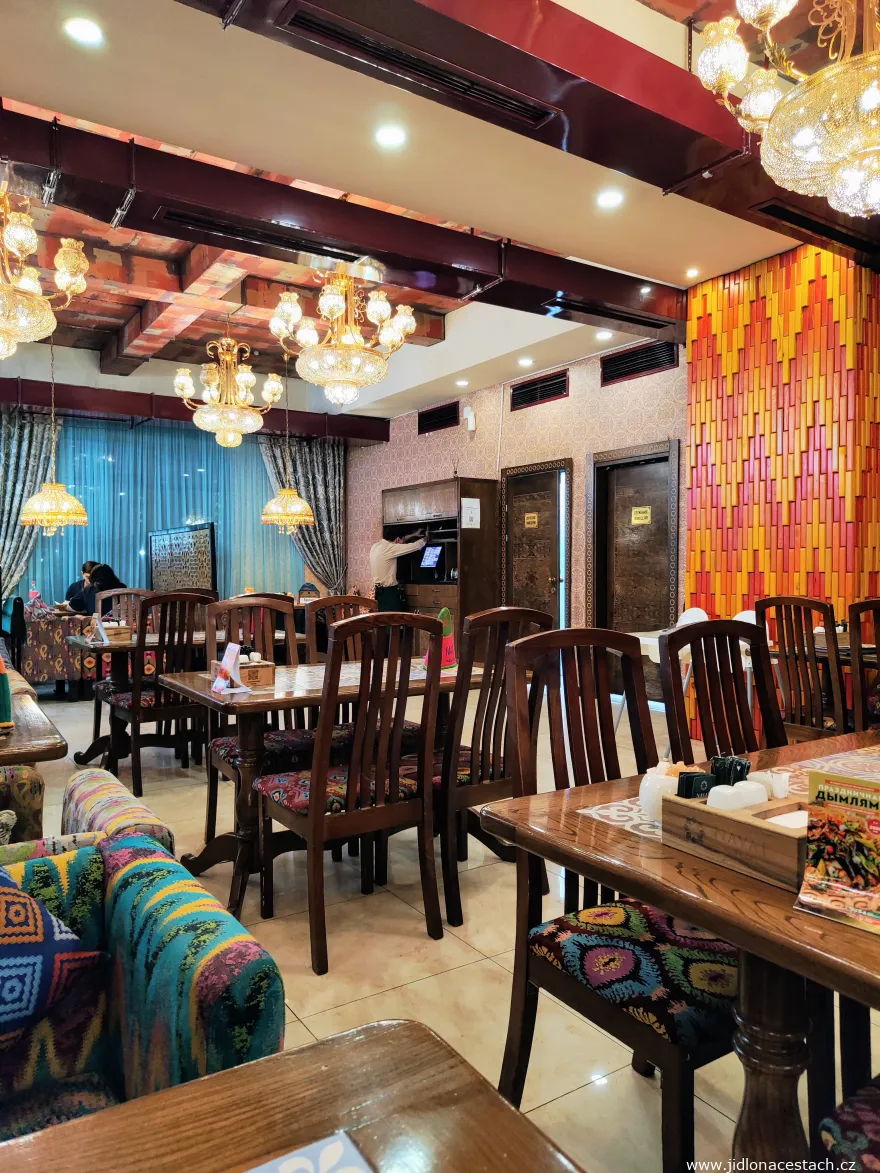 Restaurant Navat de la rue Togolok Moldo (ou rue Kiev) : l'intérieur. Restaurant Navat de la rue Togolok Moldo (ou rue Kiev) : l'intérieur.