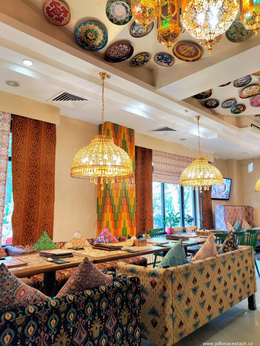 Restaurant Navat de la rue Turusbekov : l'intérieur. Une partie de la salle venait d'être préparée pour la visite d'un groupe important de clients (probablement étrangers). Restaurant Navat de la rue Turusbekov : l'intérieur. Une partie de la salle venait d'être préparée pour la visite d'un groupe important de clients (probablement étrangers).