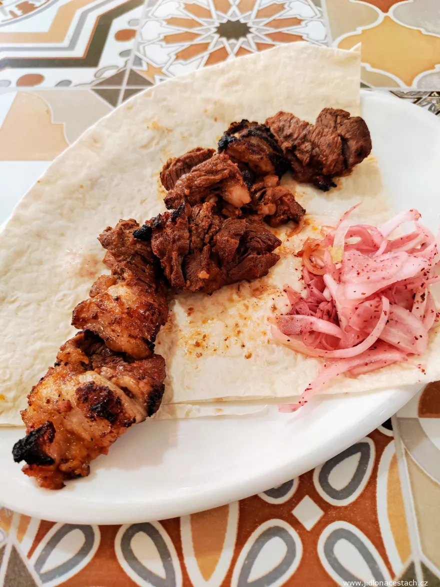 Schaschlik: eine vom Spieß gezogene Portion mit eingelegten Zwiebeln. Schaschlik: eine vom Spieß gezogene Portion mit eingelegten Zwiebeln.