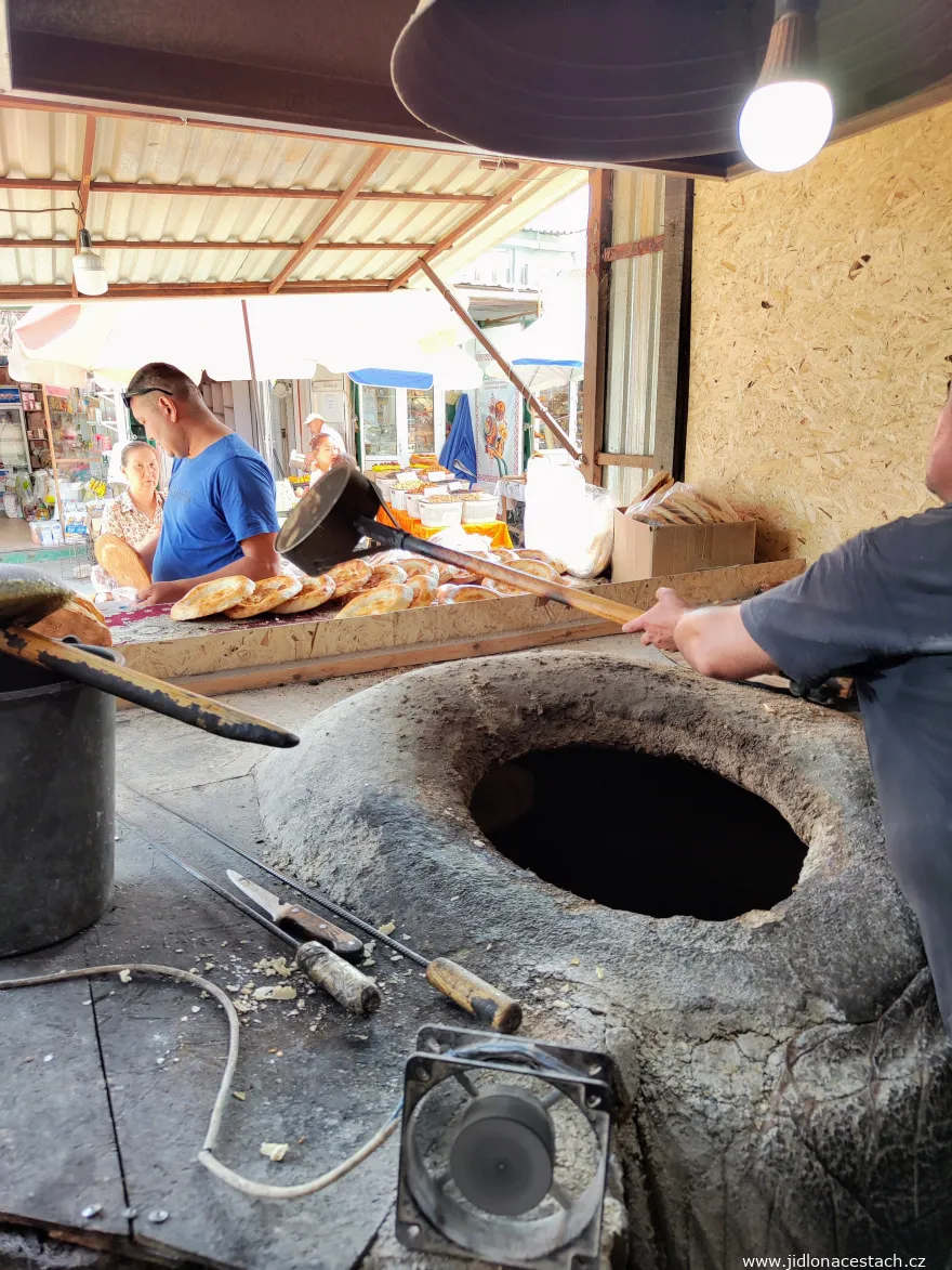 Tandyr Nan: ein Bäcker bei der Arbeit am Tandyr. Tandyr Nan: ein Bäcker bei der Arbeit am Tandyr.