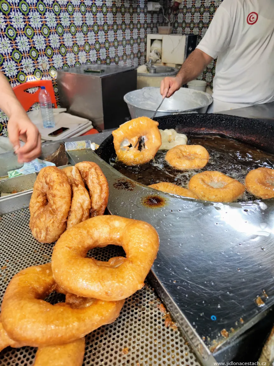 Bambalouni beim Frittieren im heißen Öl. Bambalouni beim Frittieren im heißen Öl.