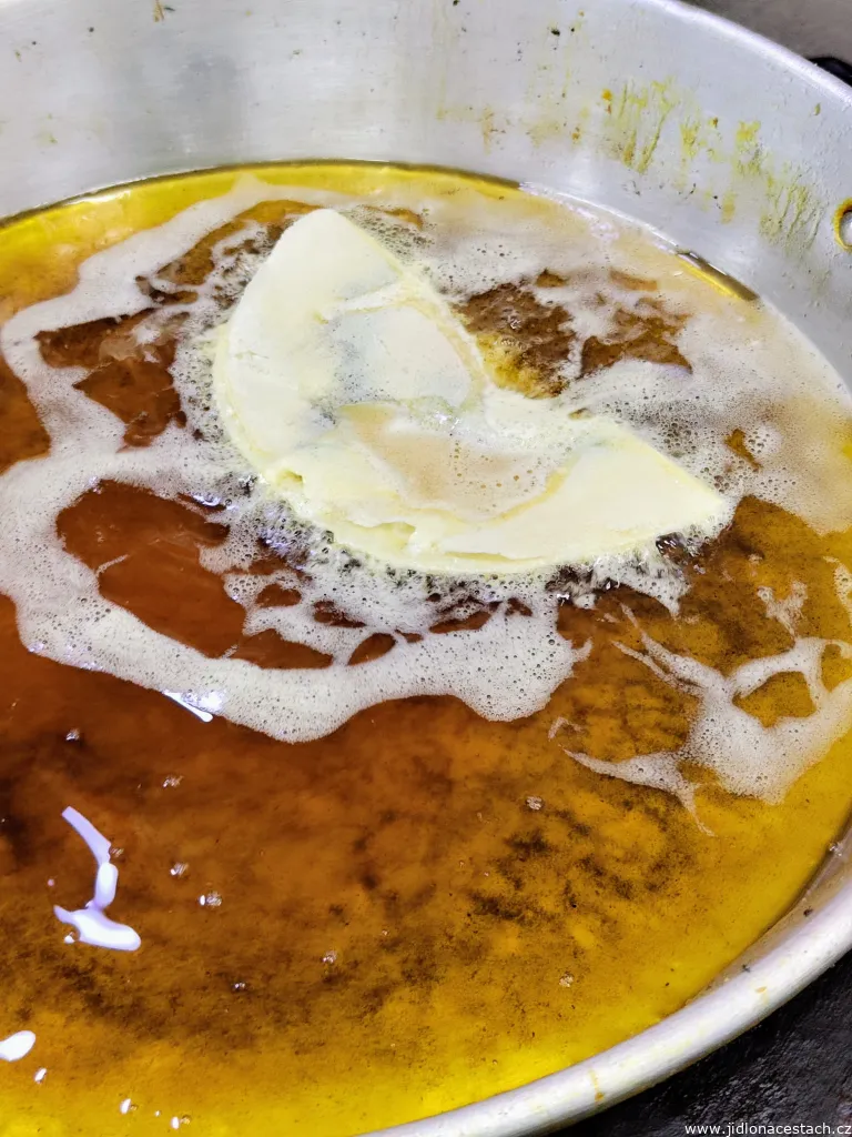 Die Teigtasche Brik frittiert im heißen Öl. Die Teigtasche Brik frittiert im heißen Öl.