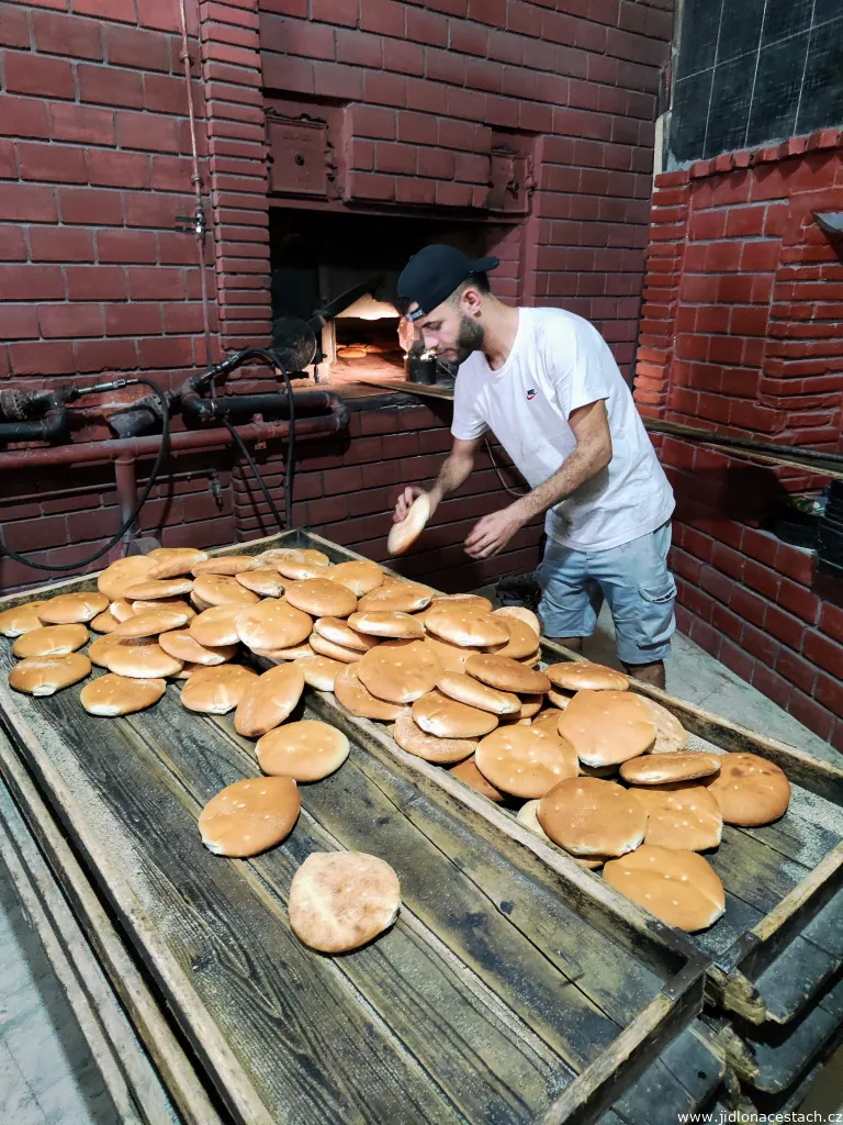 Frisch gebackener Khobz in einer Bäckerei in Tunis.