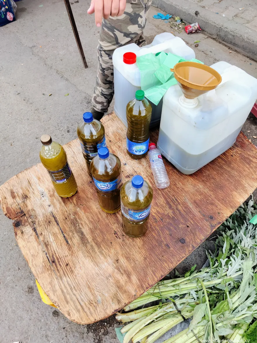 Ungefiltertes tunesisches Olivenöl auf dem Markt in Kairouan. Ungefiltertes tunesisches Olivenöl auf dem Markt in Kairouan.