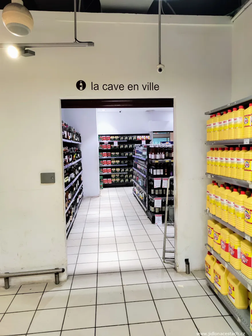 Tunesisches Bier: Alkohol wird in einem abgetrennten Bereich des Ladens verkauft. Tunesisches Bier: Alkohol wird in einem abgetrennten Bereich des Ladens verkauft.
